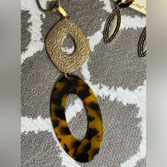 Jewelry set: NWT Erica Lyons necklace and earrings, tortoise accents w gold tone - Picture 4 of 7